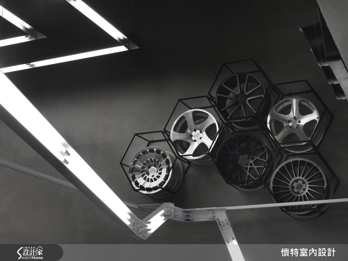 設計師善用挑高空間與工業風建材,打造宛如 Transform